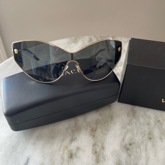 NWT VERSACE MIRROR SHIELD SUNGLASSES BLACK GOLD STYLE VE 2239 WITH CASE main image 2